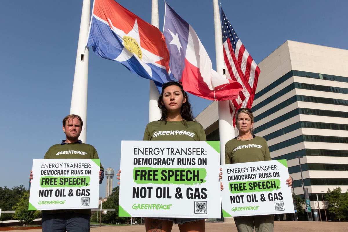 Des militant·es Greenpeace manifestent devant l'hôtel de ville de Dallas dans le cadre d'une action campagne visant Energy Transfer.